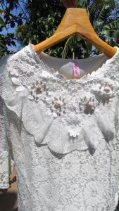 เสื้อขาว เสื้อลูกไม้ ผ้านิ่ม แต่งระบาย ดอกไม้ติดมุก  มีซับใน ใส่งานบวช งานบุญ งานแต่งงาน