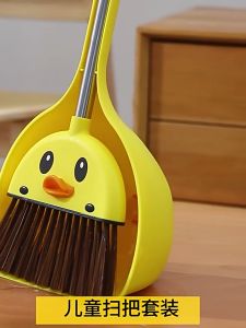 ไม้กวาดพร้อม สีดำ ขนาดเล็ก ชุด 30 บาท สำหรับการทำความสะอาด ปลูกฝังความสนใจของเด็ก