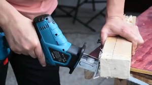 เลื่อยยนต์ เลื่อยชักไร้สาย เลื่อยชักไฟฟ้า 500Wเลื่อยชักแบต เลื่อยเอนกประสงค์ 4 ใบ พร้อมแบตเตอรี่ Li-ion 2 ก้อน