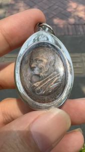 เหรียญหลวงปู่ศิลา ศิริจันโท เป็นเหรียญเหนือดวง วัดโพธิ์ศรีสะอาด เลี่ยมกรอบสแตนเลสอย่างดี