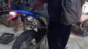 KLX230 ท่อสูตร มีจุกเลส/จุกคาบอน เสียงแน่นๆ ร่วมกับอัตตราเร่งเพิ่มเป็นที่นิยมสำหรับนักขับเอ็นดูโร่