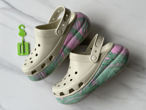 Printed graffiti casual slip-on sandals with holes for ventilation anti-slip and durable foam soles fashionable and versatile slippers