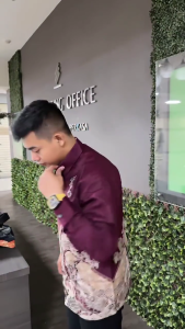 AB Gunungan Burgundy Kemeja Batik Lelaki – Jahitan Kemas Furing Selesa Saiz S-5L