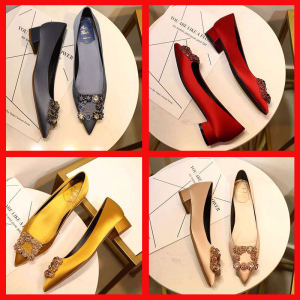 รองเท้าส้นหนา Rayeuviulen สำหรับผู้หญิง สีแดง ผ้าไหม หัวเข็มขัดสี่เหลี่ยม รองเท้าแต่งงาน ส้นสูงปานกลาง รองเท้าส้นแบนแบบสวมสบาย