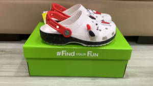 Giày sục crocs chuẩn xịn chống hôi chân nhựa tế bào êm mềm dẻo bền đi mưa lội nước đi biển peanuts Ver2 cho người lớn và các bé lớn tặng kèm charm như hình