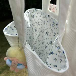 กระเป๋าลูกฟูกใบกลาง กระเป๋าผ้าสีขาวลายดอกไม้ 🪿