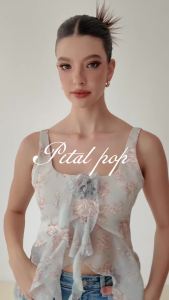 Whatagirlwants - Petal Pop Top เสื้อแฟชั่นผู้หญิง / เสื้อชีฟองลายดอก / เสื้อสายเดี่ยวหวานๆ / เสื้อใส่เที่ยวคาเฟ่
