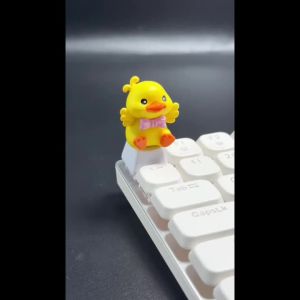 Keycap Hình Vịt Hoạt Hình Màu Vàng Thủ Công Cho Bàn Phím Cơ Thiết Kế Sáng Tạo Dễ Thương Trục Chéo R4 Chất Liệu Nhựa Resin.