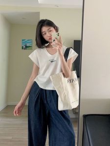 เสื้อยืดแขนสั้นผู้หญิงคอวีแขนพองทรงเข้ารูปผ้าฝ้ายแท้ฤดูร้อน 2024 เสื้อตัวบนทรงเข้ารูป เสื้อผ้าทำงานสไตล์เกาหลี