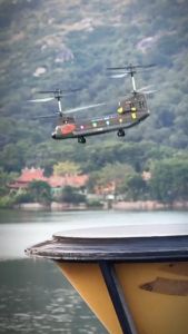 Helikopter Chinook Remote Control dengan Lampu 3.5 Channel Baling-baling Ganda Mainan RC Pesawat Terbang Stabil