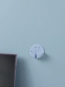 Smiley Face Self Sticky Cable Hook Pemegang Kabel Soket Dipasang di Dinding 壁挂式插座电缆支架