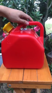 5L/10L ถังน้ำมันสำรอง ถังน้ำมัน ( เติมได้ทั้ง เบนซิน / ดีเซล ) เชื้อเพลิงสำรอง เหมาะสำหรับ น้ำมันเบนซิน แกลลอน ช่วยเก็บกลิ่นน้ำมัน (ถังสีแดง)
