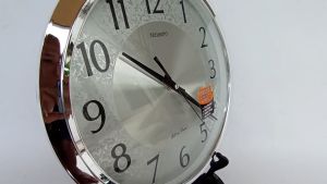 Jam Dinding Besar Elegant Mewah Kamar Kantor Rumah Kualitas Premium Sweep Movement Tidak Berisik Diameter 33cm Maestro 3299