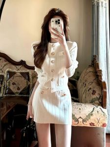 CHANGTONG | Bộ trang phục phong cách tiểu thư năm 2025 bao gồm áo len cao cấp và chân váy bộ đôi hoàn hảo cho mùa thu mang đến vẻ ngoài thời trang và quý phái