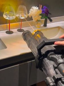 🔥ส่งภายใน24ชม🔥ปืนฉีดน้ำไฟฟ้า เอฟเฟกต์ไฟ Black กระเป๋าใส่น้ำสะพายหลัง ดีไซน์ปืนกล ฉีดน้ำความเร็วสูง ปืนฉีดน้ำสงกรานต์ 2025 แฟลชยิงปืนของเล่นหลอดคู่ หมุน Gatlin ปืนฉีดน้ำของเล่น