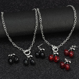 ชุดสีเข้มเชอร์รี่สร้อยเรซินพังก์เด็กสาวโกธิคผู้หญิงสร้อยคออัลลอยสีดำสีแดงสีทึบของผู้หญิงเครื่องประดับคอเย็นเครื่องประดับแฟชั่น