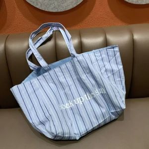 กระเป๋าผ้าใบลายทางสไตล์เกาหลีความจุขนาดใหญ่ กระเป๋าถือสะพายไหล่ข้างเดียวสำหรับเดินทางไปทำงาน กระเป๋าผ้าใบลายทางแบบลำลองสำหรับเด็กและเยาวชน