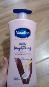 Sữa dưỡng thểa Vaseline Daily Brightening giúp dưỡng ẩm trắng da ngừa lão hó Mỹ (725ml)