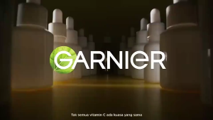 Garnier Bright Complete 30x Vitamin C+ Booster Serum 30ml | 30x Concentrated Vitamin C Serum | Fades Dark Spots & Boosts Radiance in 3 Days for All Skin Types