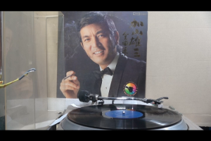 1 แผ่นเสียง 12นิ้ว j32 TP60008 แผ่นVG++ japan ริ้วรอยบาง เสียงรบกวนนิดหน่อยไม่มีรอยลึก แผ่นล้างสะอาดแล้ว ปกVG++มีตำหนิขอบนิดหน่อย ขอบไม่ขาด สันไม่ทะลุ