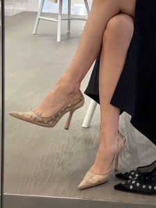 รองเท้าส้นสูงแบบสวมสีดำ ทรงสเปน ดีไซน์เก๋ไก๋ สำหรับผู้หญิง รองเท้าส้นเดี่ยว ทรงหัวแหลม ระบายอากาศได้ดี ดีไซน์เรียบง่าย สไตล์หวานๆ