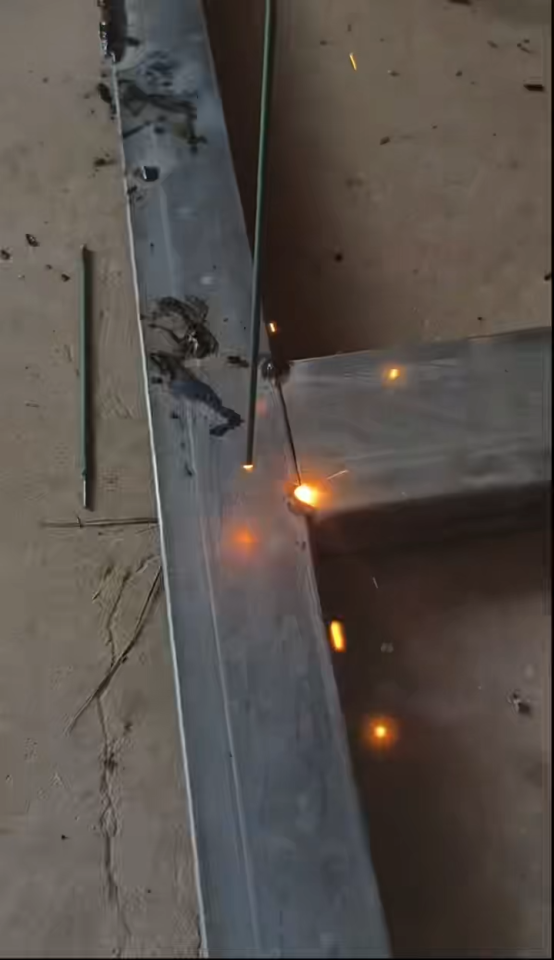 【Universal Green Carbon Steel Welding Rod】Specially designed for thin iron sheet welding with easy-melt cored wire compatible with both AC and DC suitable for building maintenance and metal structure construction.