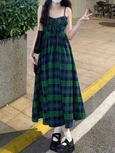 ชุดเดรสยาวลายสก็อตสีเขียวสไตล์ฝรั่งเศสสำหรับผู้หญิงในฤดูร้อน ดีไซน์เก๋ไก๋ กระโปรงทรงเอเอวสูง แขนกุด คอเหลี่ยม