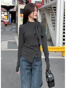 เสื้อยืดแขนยาวผู้หญิงฤดูใบไม้ร่วง/ฤดูหนาวดีไซน์ไม่สมมาตรพร้อมกระดุมด้านข้างและกระโปรงยาวแบบสวมใส่สบาย