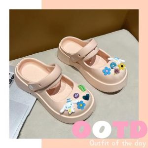 NDDshop ฮอตฮิต รองเท้าเเฟชั่นผู้หญิง ทรงสไตล์ฟิวคล้ายรองเท้านักเรียน มี4 สีให้เลือก ปังๆ ตัวติดน้องดอกเเละตัวการ์ตูนน่ารักมากเเกร ตัดโทนเเต่ละสีรองเท้าได้สุดปัง ซื้อเลย