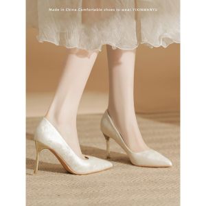 สไตล์ฝรั่งเศส รองเท้าส้นสูง ผู้หญิง ส้นบาง 2024 ใหม่ชี้นิ้วเท้าสไตล์จีนสวย สีเขียว ไม่เหนื่อยปากแบนรองเท้าเดี่ยว