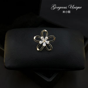 Elegant Floral Mini Pin Brooch: A Versatile Fashion Accessory