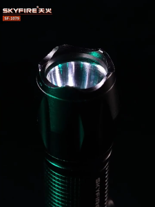 Outdoor Girls Anti Wolf Armor แบบพกพาร่างกายปลุก Anti Bad Man Anti Wolf Flash Flash อาวุธทางกฎหมายไฟฉาย Super Bright เครื่องมือป้องกันโค้ง มีดป้องกันโค้ง ไฟฉายกันน้ำ ป้องกันตัวเอง ไฟฉาย LED แบบชาร์จไฟได้