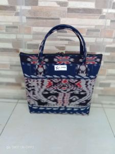 Tas Travel Selempang. Tas Jinjing Kain Tenun motif