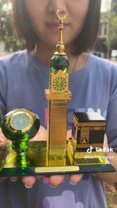 Miniatur kristal Ka’bah Menara Jam Tower Mekah