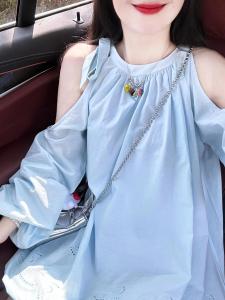 ชุดเดรสยาวคลุมเข่าคอวีแขนยาวสีน้ำเงินสไตล์ฝรั่งเศสสำหรับผู้หญิง ช่วงฤดูใบไม้ร่วง ดีไซน์หลวม กระโปรงทรงดอกไม้ขนาดเล็ก