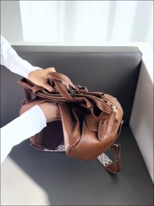 High-end niche double-shoulder bag suitable for both men and women for commuting with a laptop large-capacity travel backpack leather schoolbag