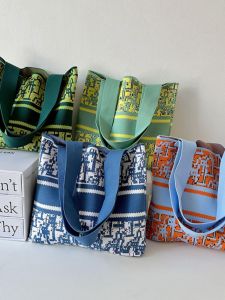 Retro Presbyopic Woven Women's Shoulder Bag: A Versatile Handbag for Creative Couples & Students