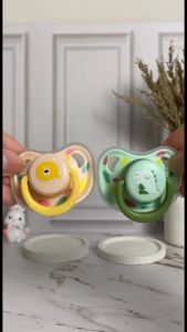 Momosee Dot Empeng Bayi Datar Silikon BPA Free & Kotak Empeng BB14