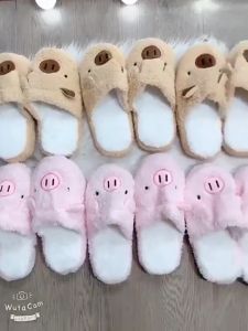 Dép bông mang trong nhà hình heo ngộ nghĩnh Dép đi trong nhà Dép bông hình lợn dùng đi trong nhà hoặc đi nơi văn phòng làm việc.