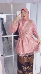 EMRAN BATIK BISA COD- Batik Couple Pasangan Dahlia Kebaya Sarimbit Pasangan Muda Kebaya Sarimbit Kekinian Brokat tulle Mix Payet Pemium Kebaya Wisuda Masa Kini