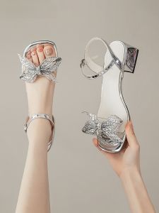 รองเท้าแตะส้นสูงประดับคริสตัลผีเสื้อสีเงิน Daphne สำหรับผู้หญิง ทรงส้นหนา ทรงหัวมน สวมใส่สบาย ระบายอากาศได้ดี ฤดูร้อน 2023