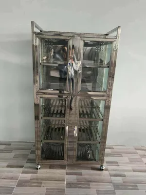 Tủ chén inox gia đình với khung inox dày và cửa kính có bánh xe di chuyển phù hợp cho nhà bếp.