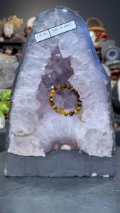 🇲🇾amethyst crystal geode🔮天然紫晶洞 金形 薄皮玛瑙边 右侧带一颗方解石共生 晶体透亮 (如需定制实木底座需另加RM60)  高(Height): 28.5cm 宽(Width): 19x13cm 洞深(Hole): 3.5cm 重(Weight): 7.85kg