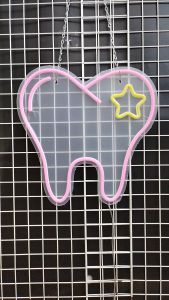 ฟัน ขนาด  40 X 40 X 1.5 cm ป้ายไฟนีออน ป้ายไฟ หน้าร้าน ป้ายไฟตัวอักษร LED ตกแต่งหน้าร้าน สร้างความโดดเด่นให้ร้านคุณ