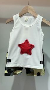 เด็กผู้ชายใส่ เสื้อดาวแดง กางเกงขาสั้นลายพราง เสื้อผ้าเด็กผู้หญิงแฟชั่นฤดูร้อน