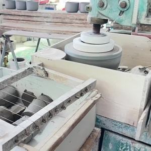 Large Capacity Handle Covered Ceramic Bowl