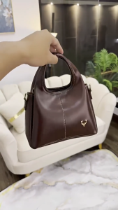 Tas Selempang Wanita Vintage PVC Warna Coklat dengan Aksen Emas