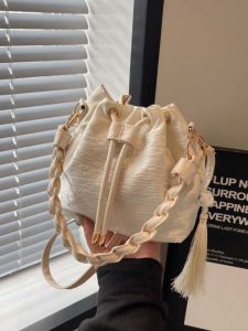 กระเป๋าสะพายข้างทรงถังหรูหราสำหรับผู้หญิง กระเป๋าถือแบบลำลองสไตล์ใหม่ กระเป๋าสะพายข้างแบบหนัง PU ขนาดกลาง