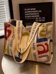 กระเป๋าผ้าใบความจุขนาดใหญ่สำหรับผู้หญิง กระเป๋าเดินทางแบบลำลองสำหรับไปทำงาน กระเป๋าถือสำหรับเดินทางระยะสั้นในช่วงฤดูร้อน กระเป๋าใส่ของใช้สำหรับไปเที่ยว