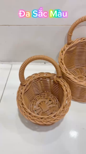 Giỏ đựng đồ treo tường đa năng giỏ nhựa giả mây cắm hoa đựng hành tỏi nhà bếp có quai cầm